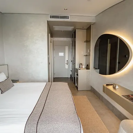 Отель Four Hills