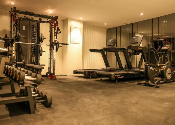 Отель Four Hills