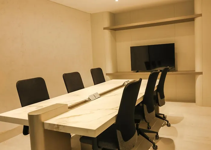 Отель Four Hills 3*