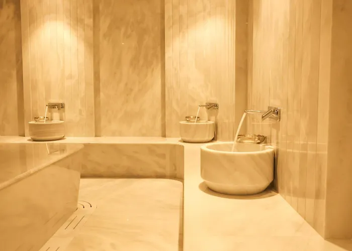 Отель Four Hills