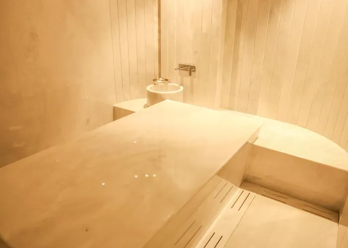 Отель Four Hills 3*