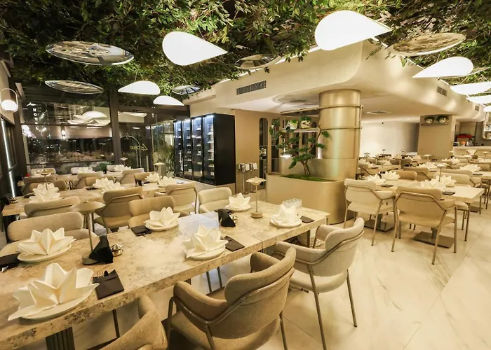 Отель Four Hills