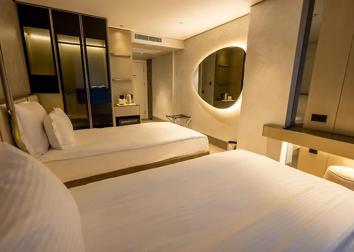 Отель Four Hills 3*