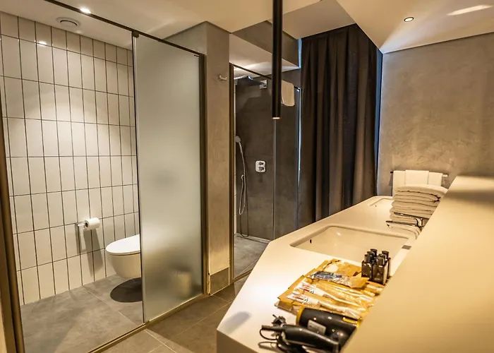 Отель Four Hills