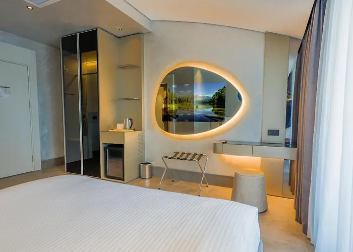 Отель Four Hills 3*